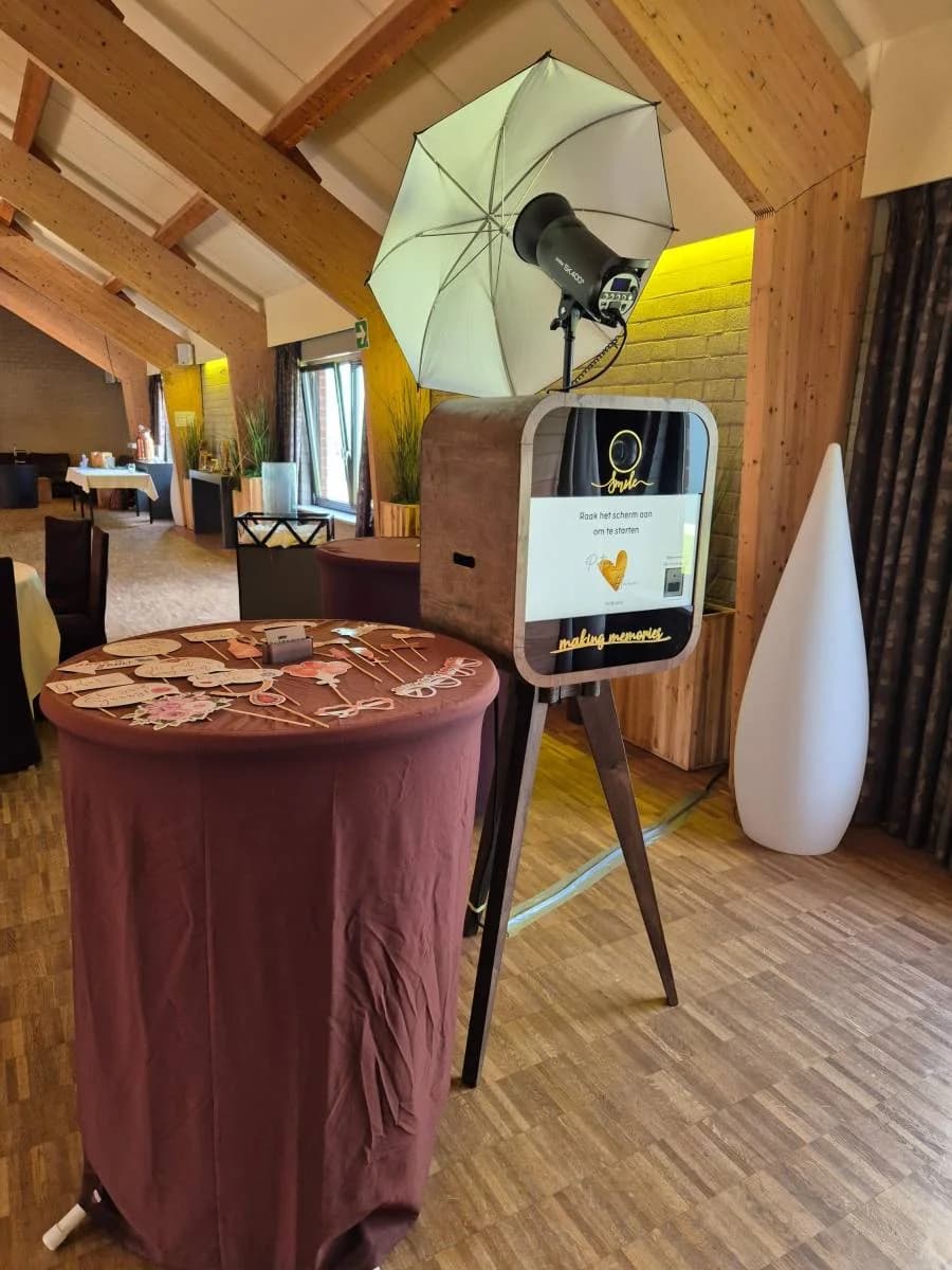 Flitsbak-booth met props-tafel in een houten feestzaal