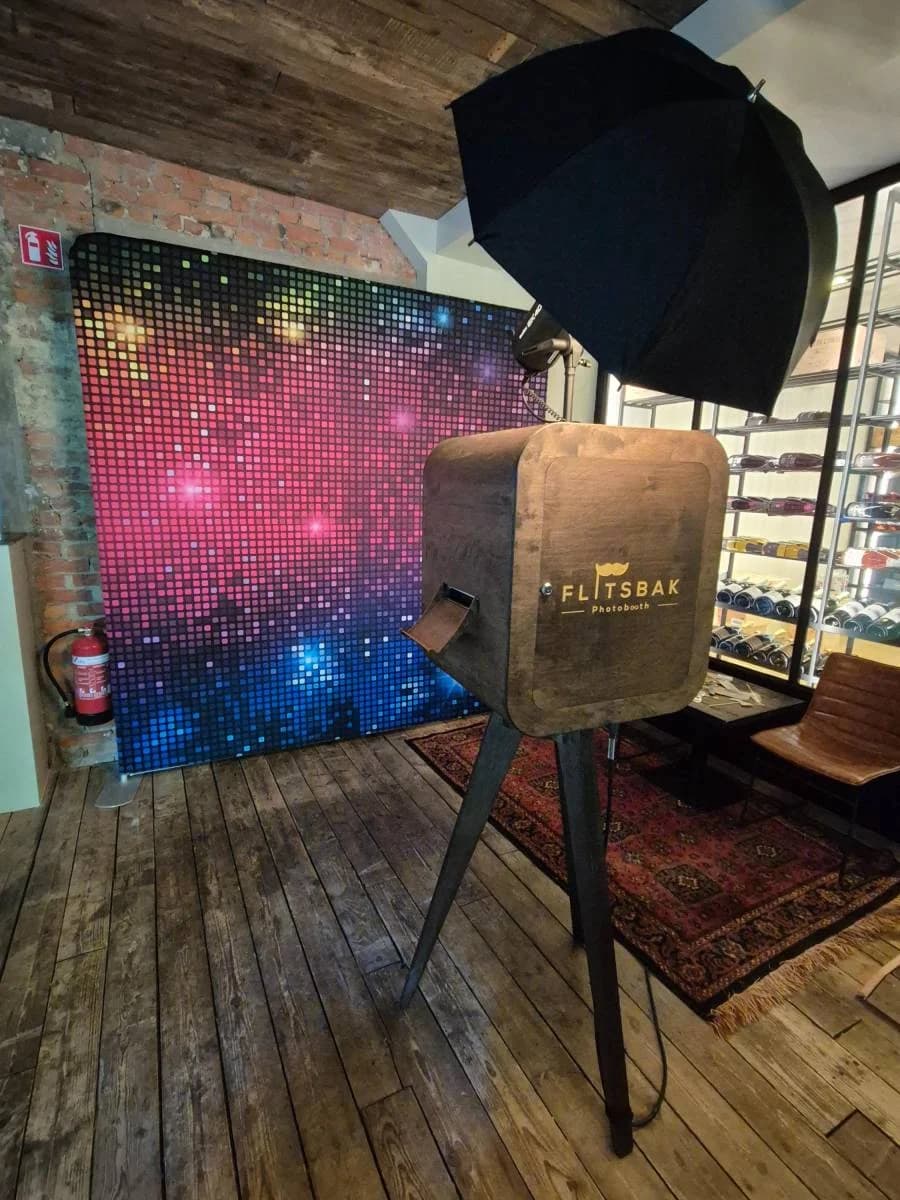 Flitsbak-booth voor een glinsterende glitterwand